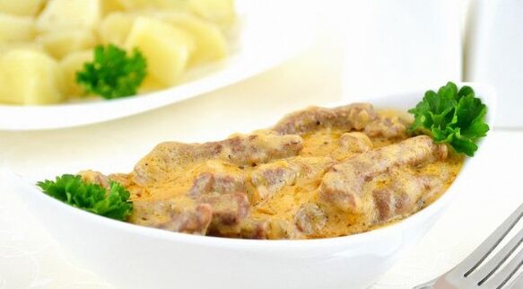 Beef with mushrooms in cream sauce - hearty dish during the Consolidation phase of the Dukan diet